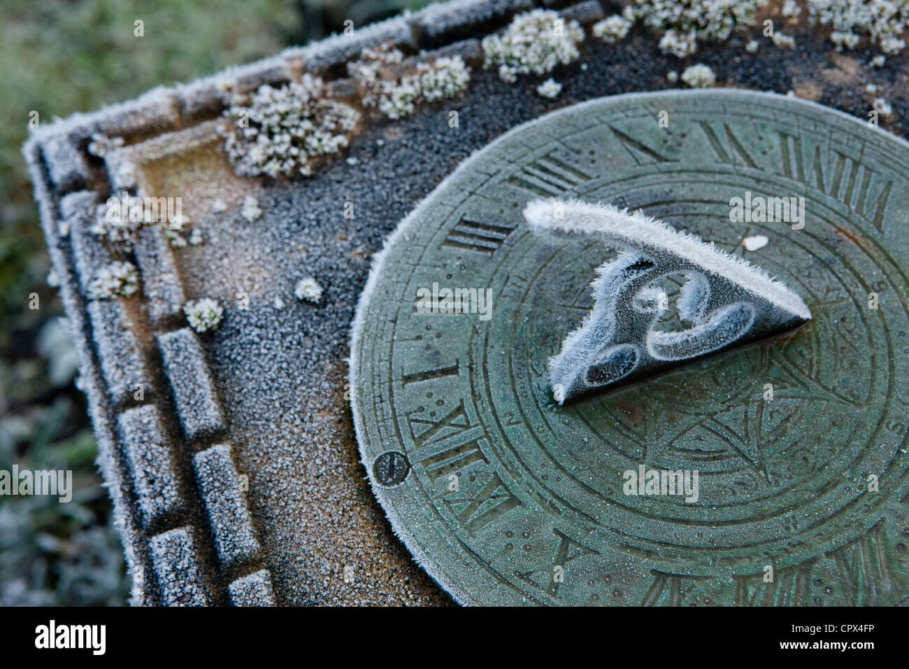La brina sulla meridiana nel nostro giardino, Somerset, Inghilterra, Regno Unito Foto Stock
