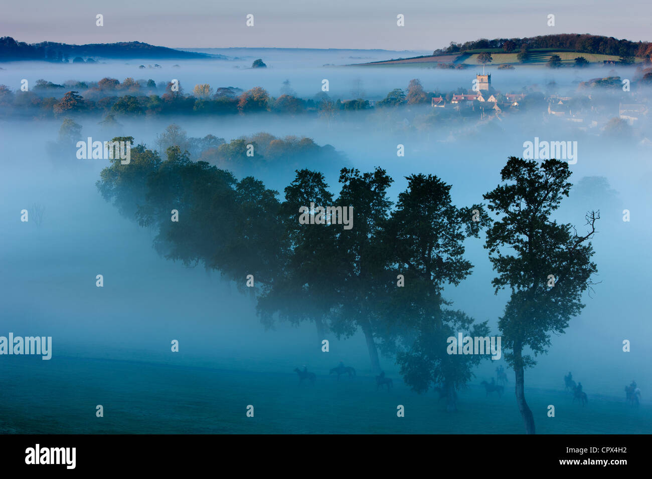 Una nebbiosa mattina autunnale, Milborne Port, sul Dorset/Confine di Somerset, Inghilterra, Regno Unito Foto Stock