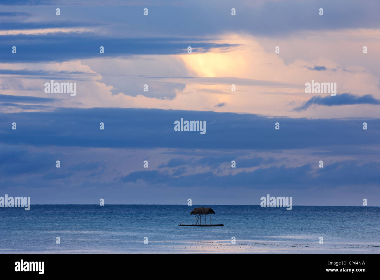 Una piattaforma di immersioni off spiaggia di San Juan al crepuscolo, Siquijor, Visayas, Filippine Foto Stock