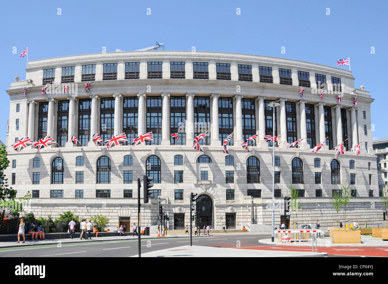 La sede centrale di Unilever House ha curvato la facciata di un edificio per uffici Art Deco in stile neoclassico con union Jack Flags Blackfriars City of London Inghilterra Regno Unito Foto Stock
