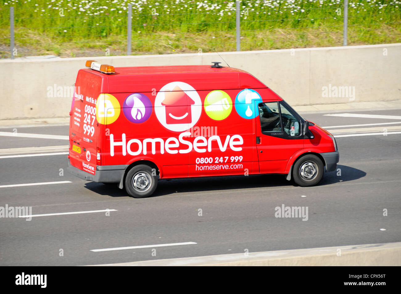 Homeserve risposta rosso van per domestici di riparazione di emergenza servizi coprono da assicurazioni percorrendo l autostrada M25, Essex England Regno Unito Foto Stock