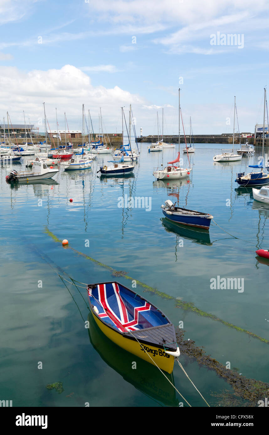 Penzance harbour barche calma acqua di mare riflessioni. Foto Stock