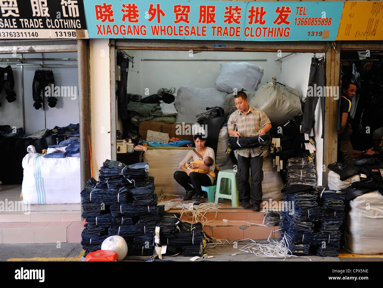 CINA Guangzhou , mercato all'ingrosso ed all'esportazione Canaan Export  Center, showroom con Jeans per gli acquirenti internazionali Foto stock -  Alamy