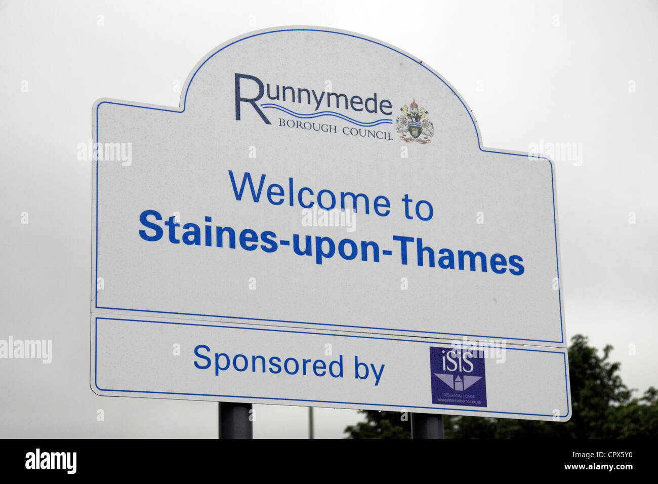 Un "Benvenuto a Staines-upon-Thames' cartello stradale, Surrey, Regno Unito. Staines divenne Staines-upon-Thames Il 20 maggio 2012. Foto Stock