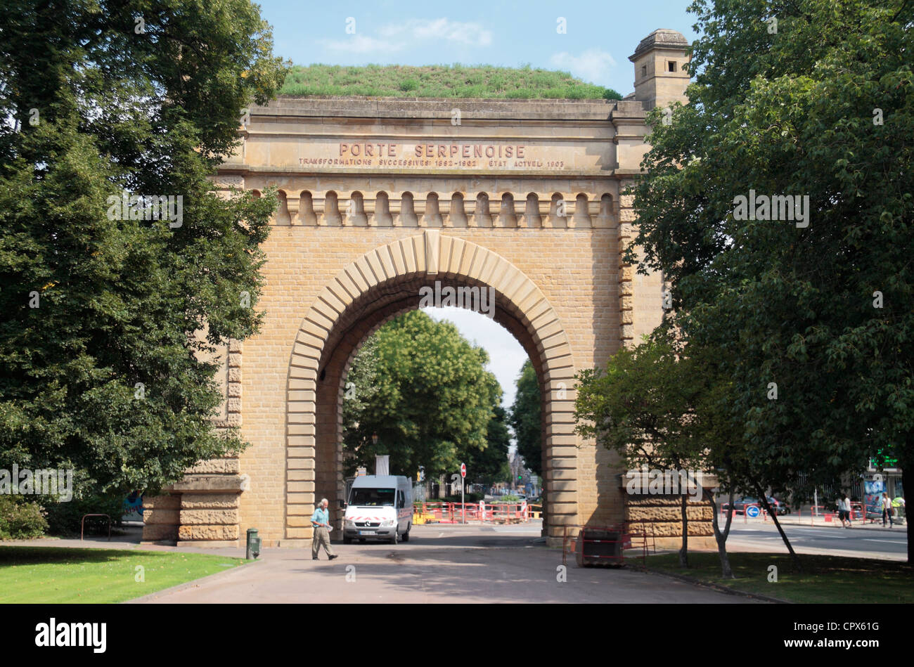 Il neoclassico city gate di Porte Serpenoise (Porta Serpenoise) in Metz, Moselle, Lorena, Francia. Foto Stock