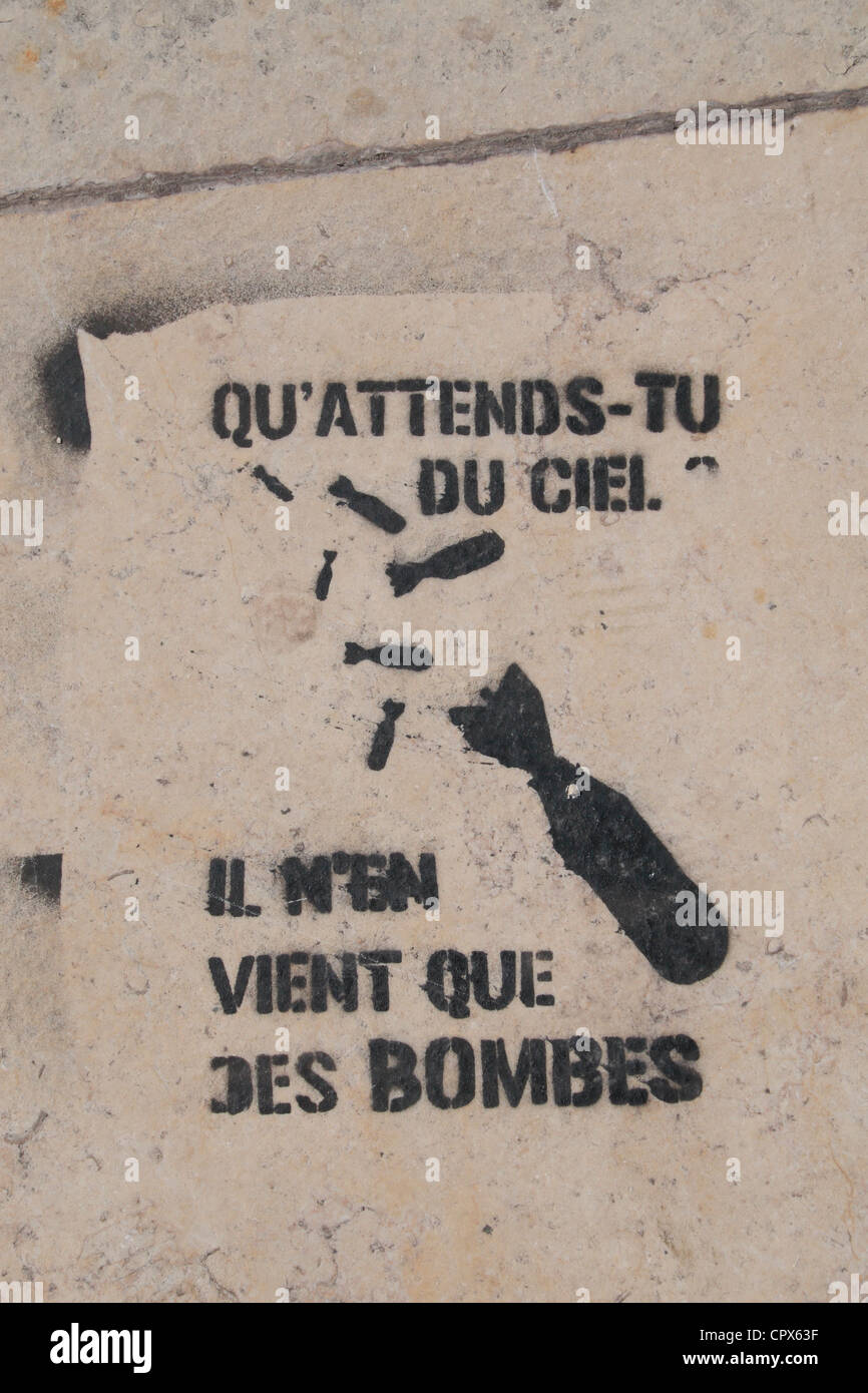 Protesta/street art stencil spruzzata sull'Arsenal edificio in Metz, Moselle, Lorena, Francia. Foto Stock