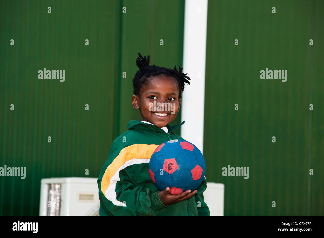 Una giovane ragazza con un pallone da calcio, Meyerton scuola primaria, Meyerton, Gauteng Foto Stock