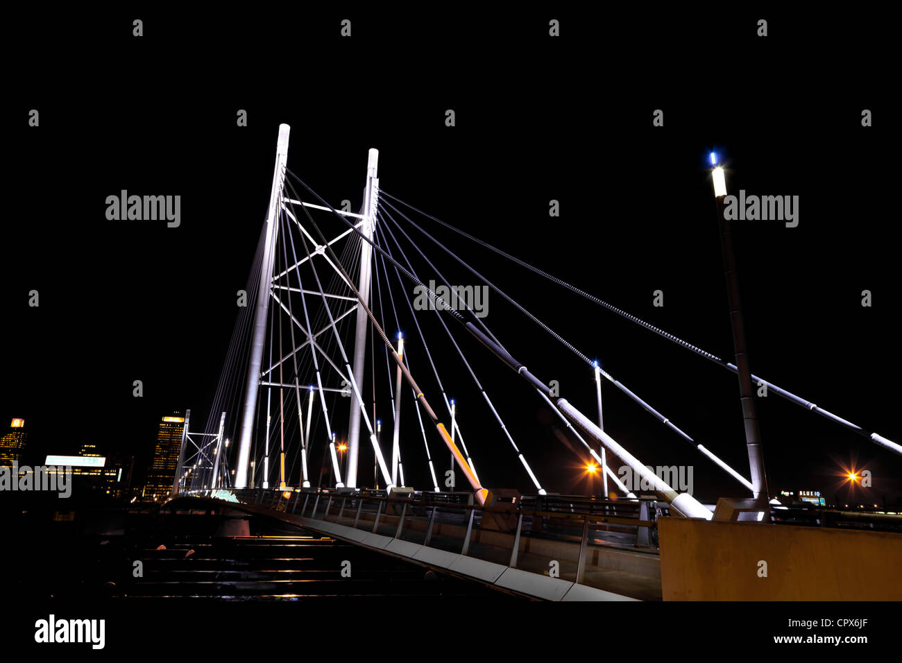 Dose complessiva di Nelson Mandela Bridge, Newtown, di notte Foto Stock