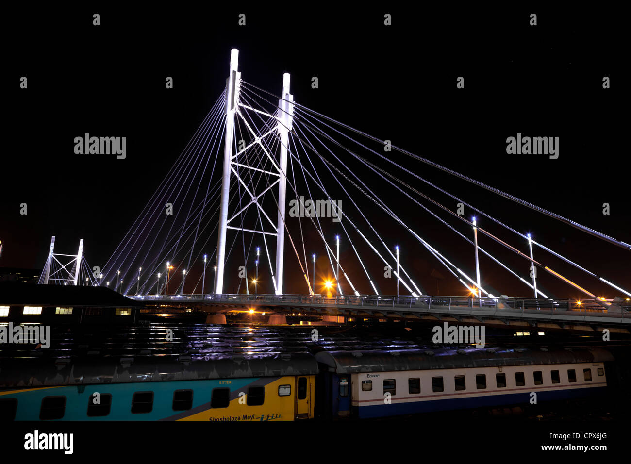 Dose complessiva di Nelson Mandela Bridge, Newtown, di notte Foto Stock