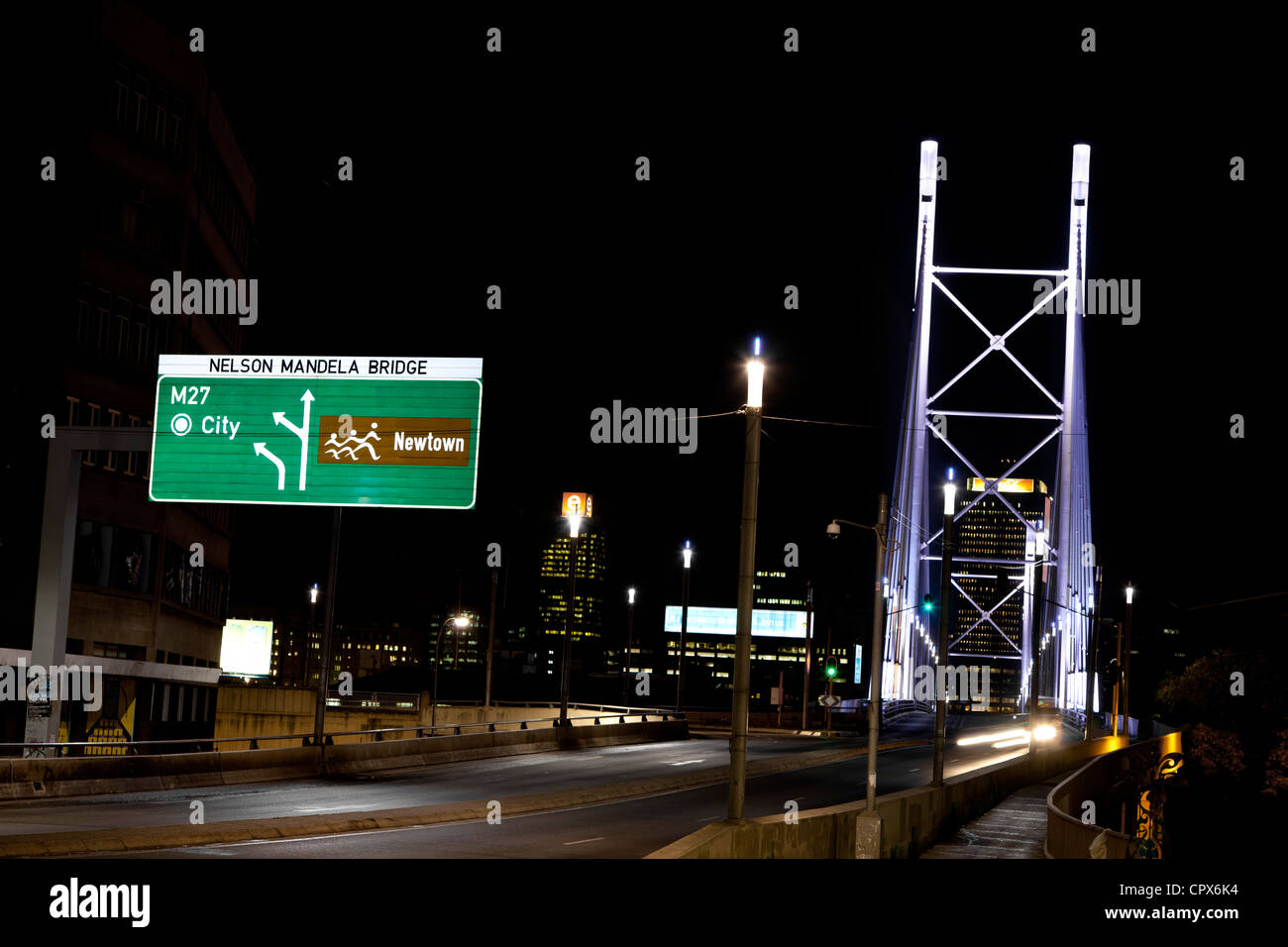 Night Shot di una scena di strada, Newtown, Johannesburg Foto Stock