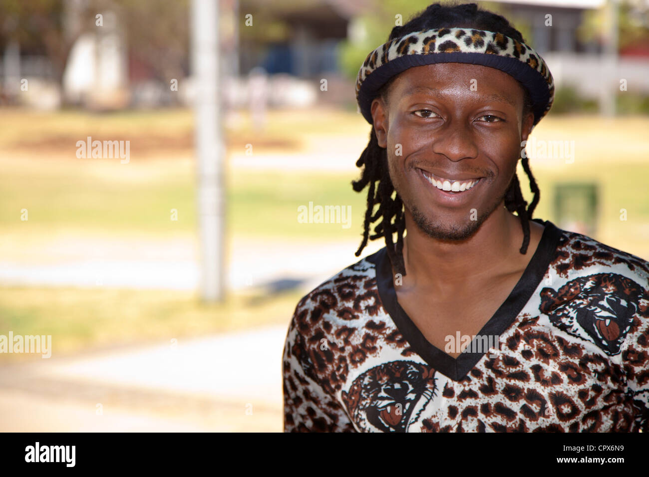 African uomo vestito in abiti tradizionali sorrisi a fotocamera Foto stock  - Alamy