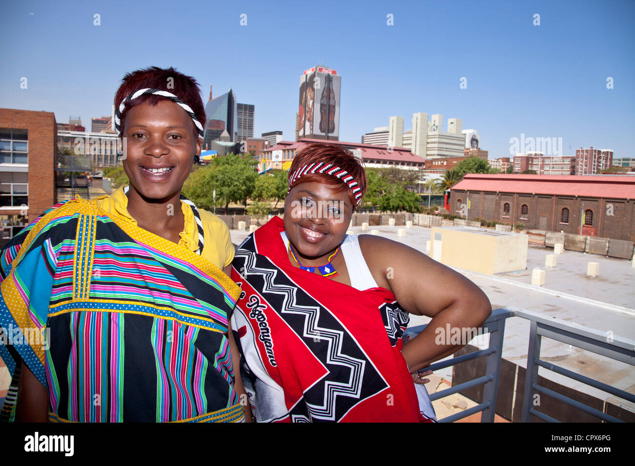 2 Donne Africane Vestito In Abiti Tradizionali Sorriso Per La Fotocamera Foto Stock Alamy