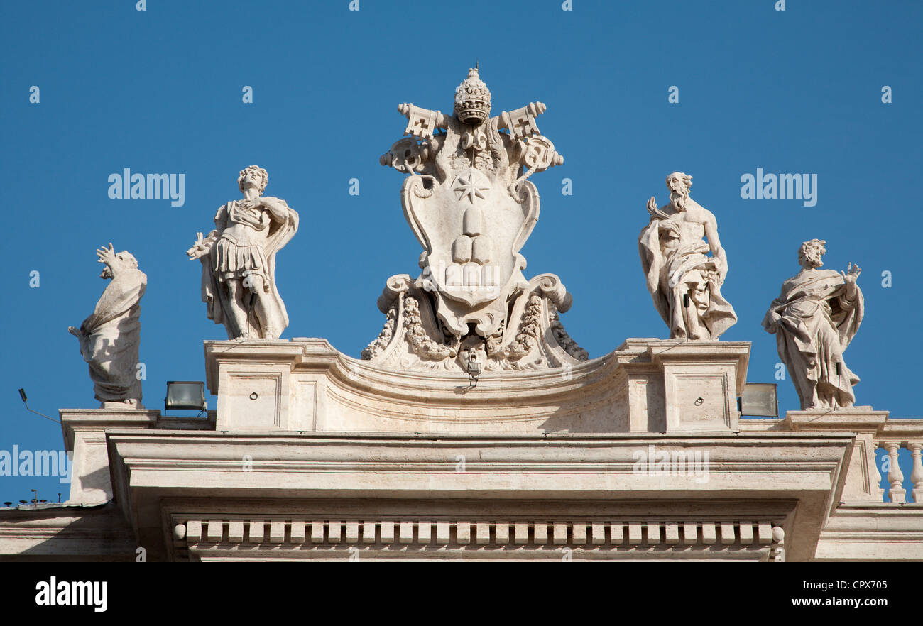 Roma - araldica papale dal colonnato del Bernini in Vaticano Foto Stock