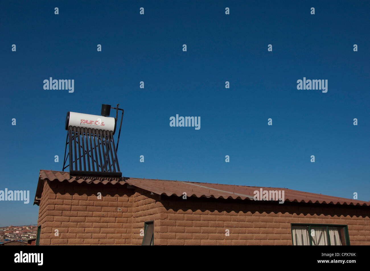 Paesaggio girato di una casa rurale con energia solare di riscaldamento sul tetto Foto Stock
