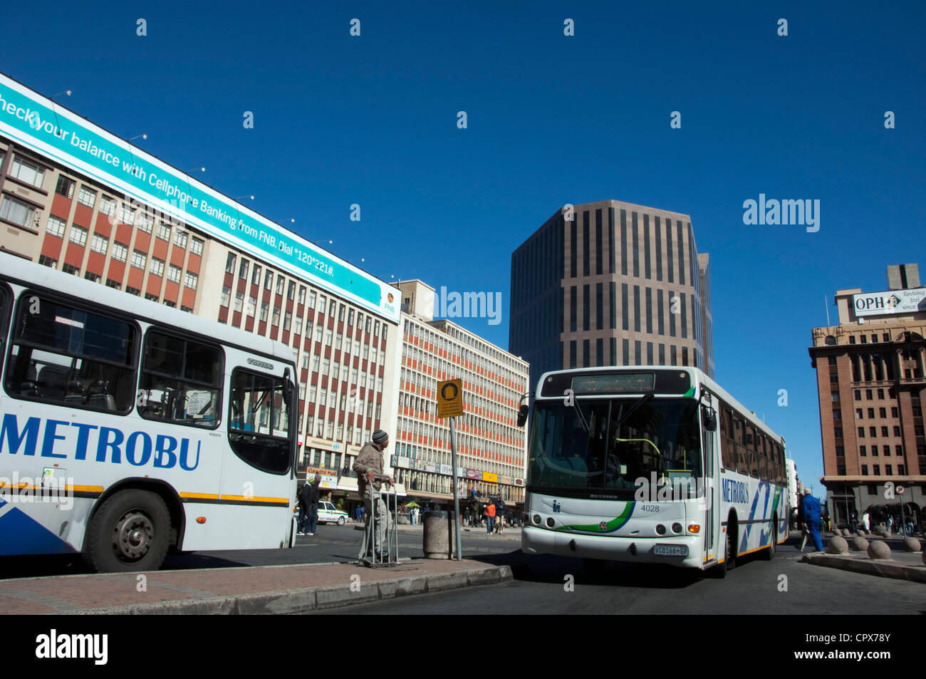 Cityscape immagine, con la gente e gli autobus, Johannesburg Foto Stock