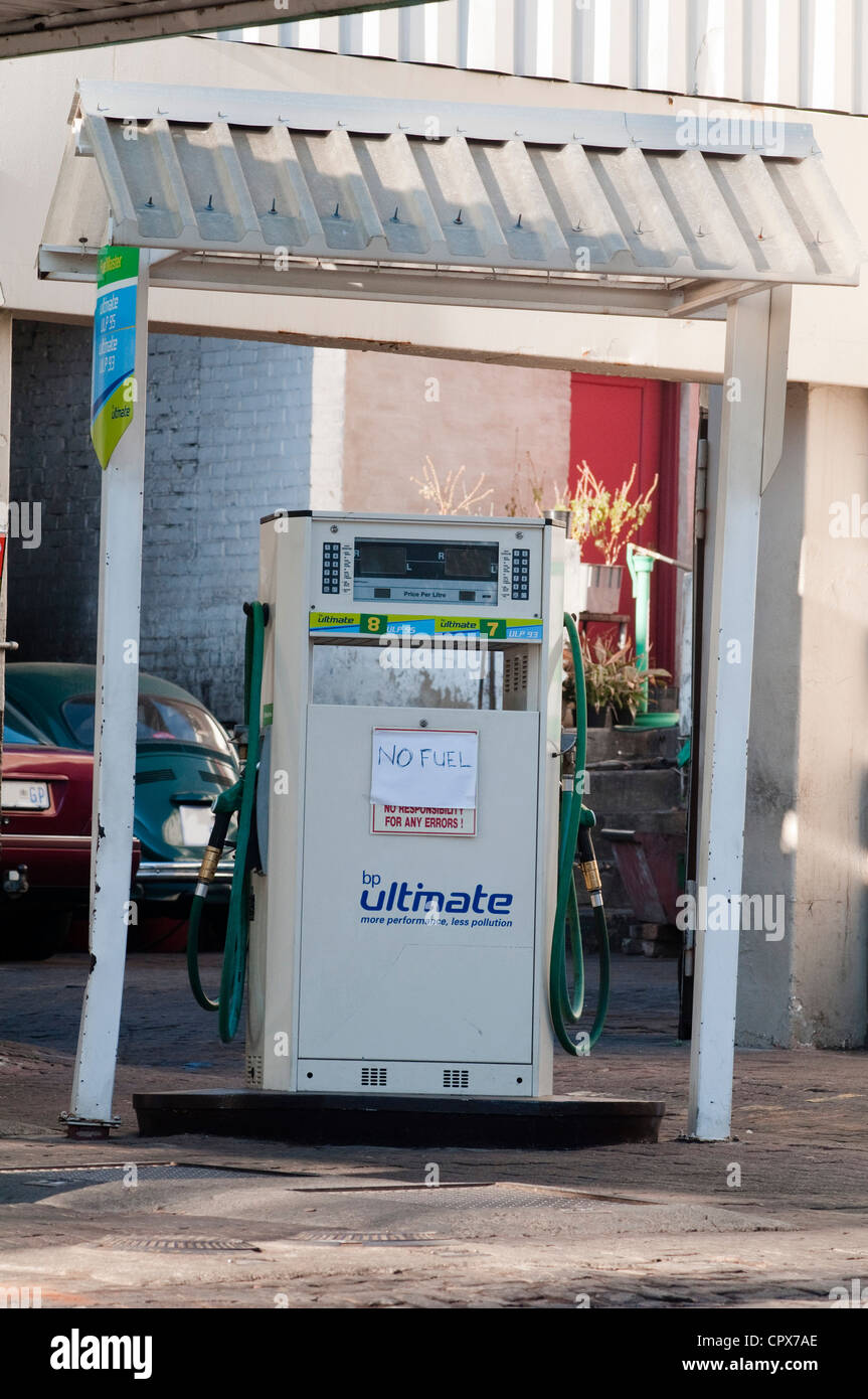Ritratto di una pompa di carburante in una stazione di garage Foto Stock