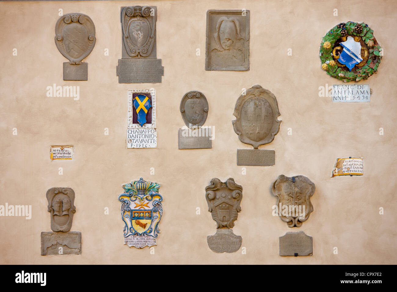 Il Badge creste del Municipio e il palazzo dell'Podestra, in Piazza Francesco Ferrucci, Radda in Chianti, Toscana, Italia Foto Stock