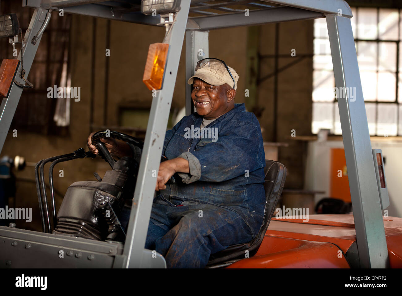 La forcella di sollevamento operatore nella fabbrica di magnete, Gauteng, Sud Africa Foto Stock