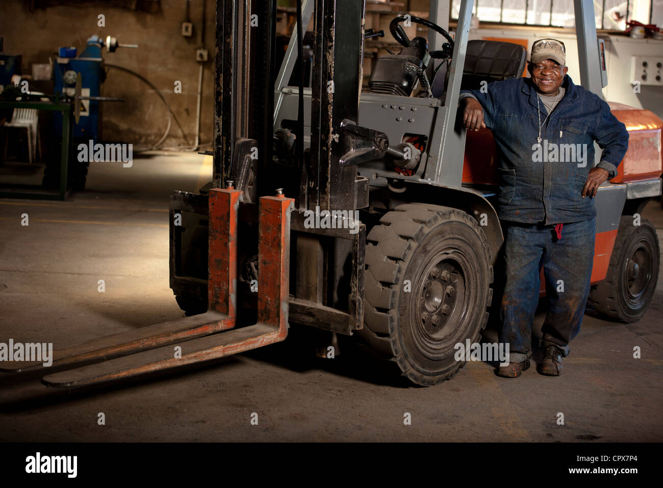 La forcella di sollevamento operatore nella fabbrica di magnete, Gauteng, Sud Africa Foto Stock