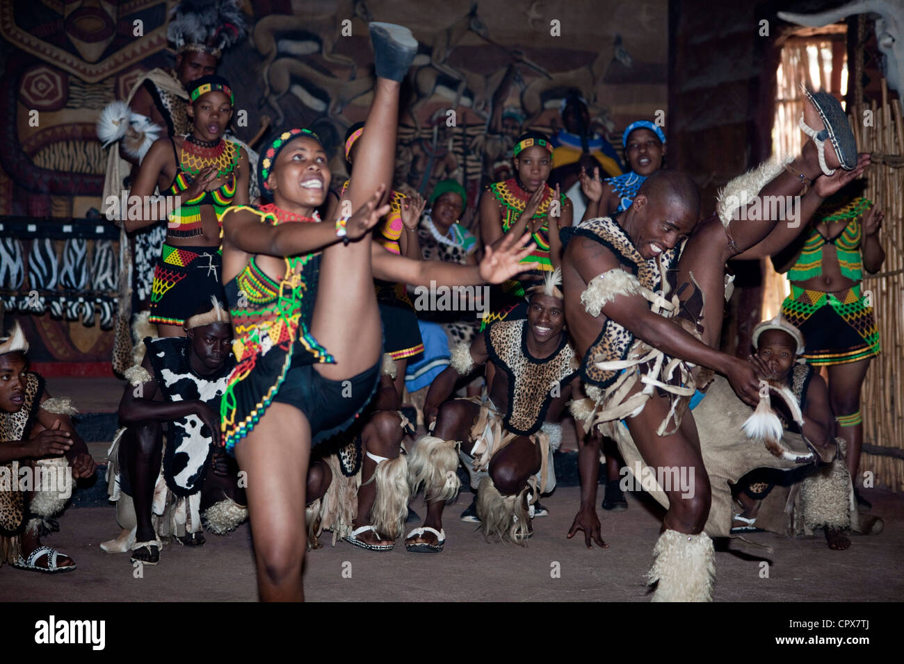 Un gruppo di tradizionale danza africana Foto Stock