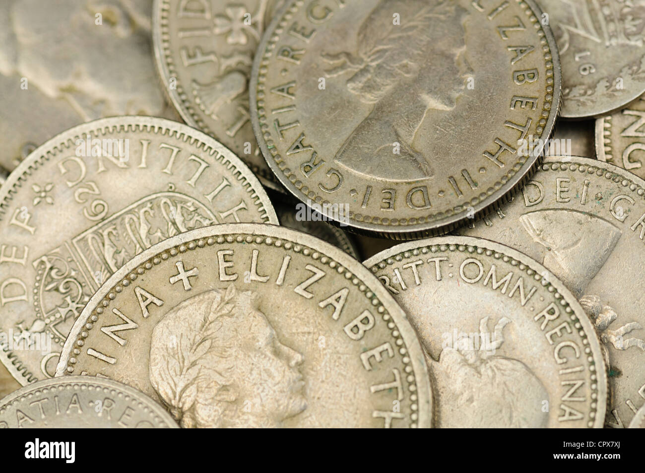 Vecchio inglese British silver pre-monete decimali, SCELLINI, FIORINI e tre monete penny Foto Stock