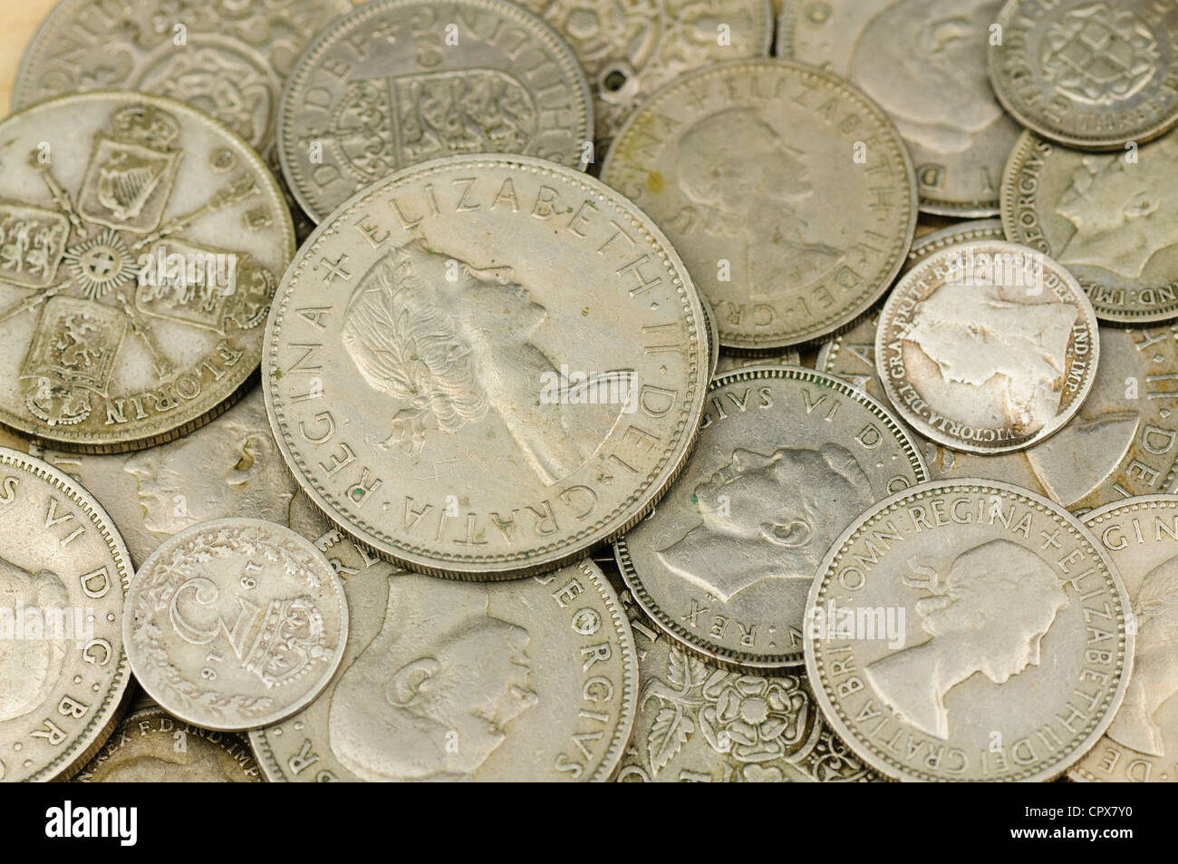 Vecchio inglese British silver pre-monete decimali, SCELLINI, FIORINI e tre monete penny Foto Stock
