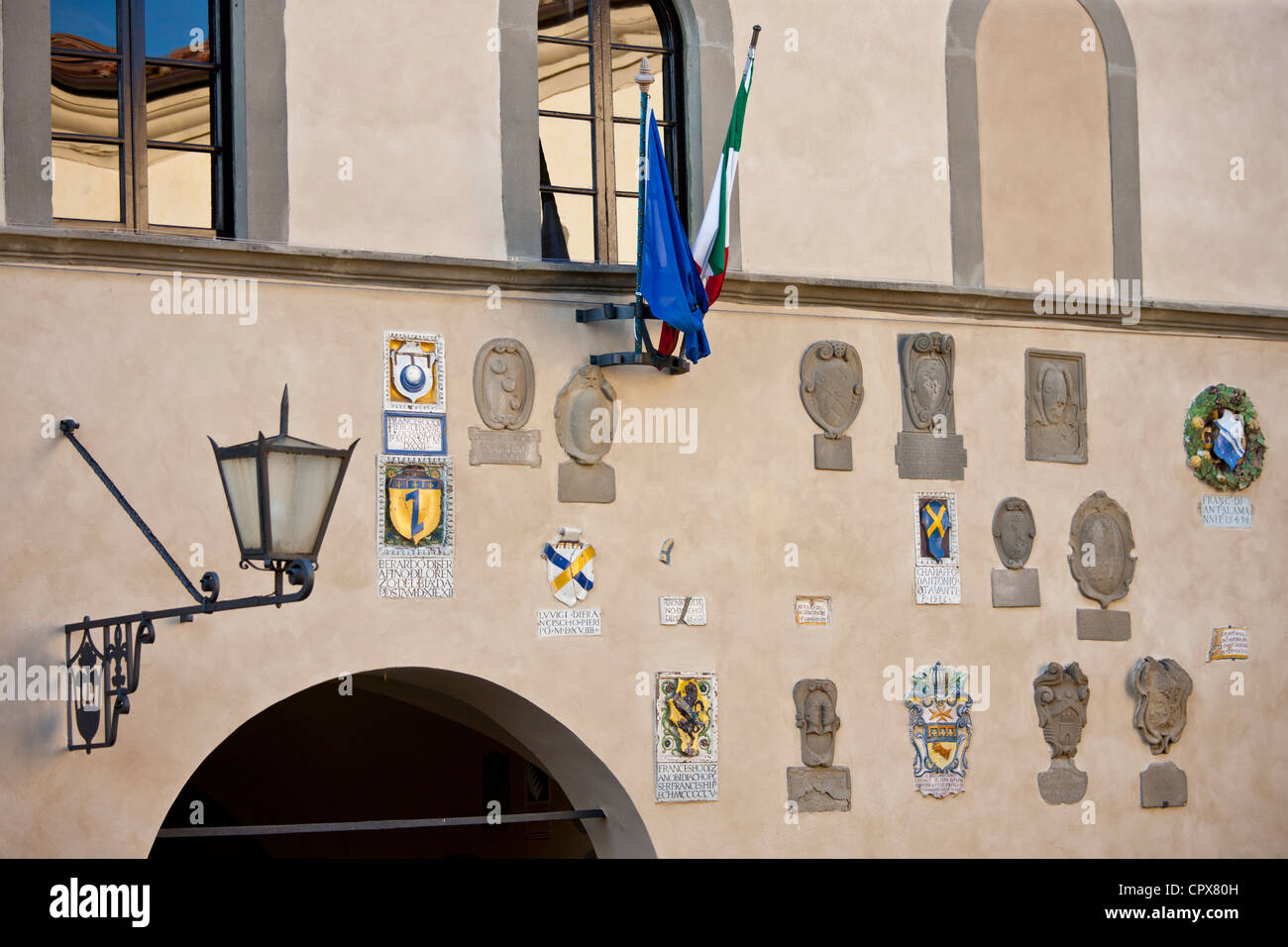 Il Badge creste sul Municipio, il Palazzo del Podestà, in Piazza Francesco Ferrucci, Radda in Chianti, Toscana, Italia Foto Stock