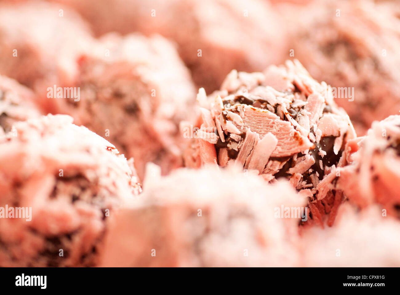 Bonbons di cioccolato di colore rosa Foto Stock