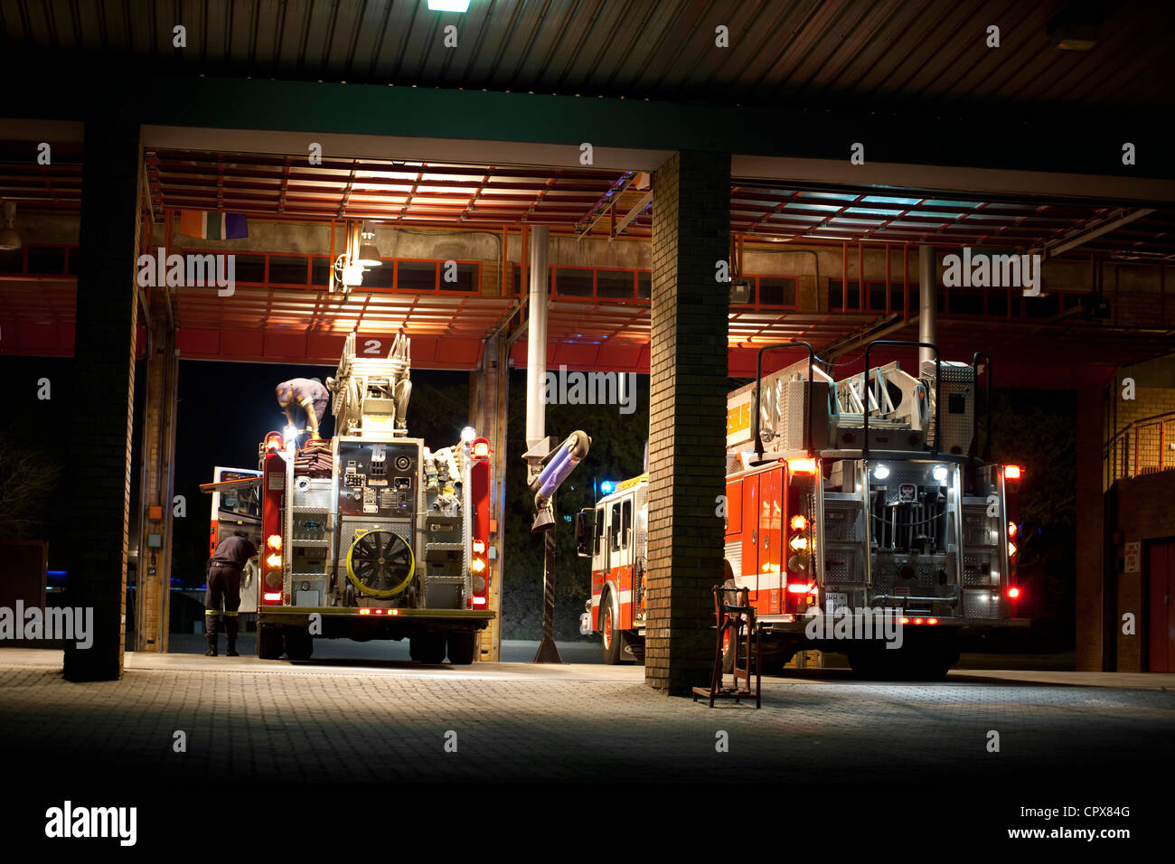 Due motori Fire parcheggiato nella stazione dei vigili del fuoco Foto Stock