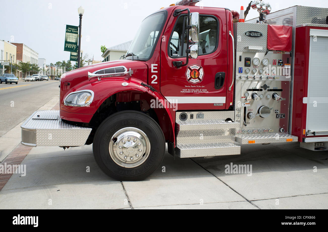 Camion dei pompieri città di Perry Fire Dept northwest Florida USA i vostri dollari di tasse sul lavoro inscritto sulla porta Foto Stock