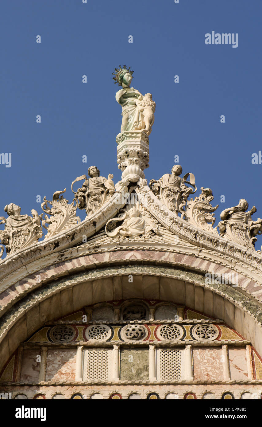 Venezia - Vertice di st. Mark basilica - st. Contrassegnare la statua Foto Stock