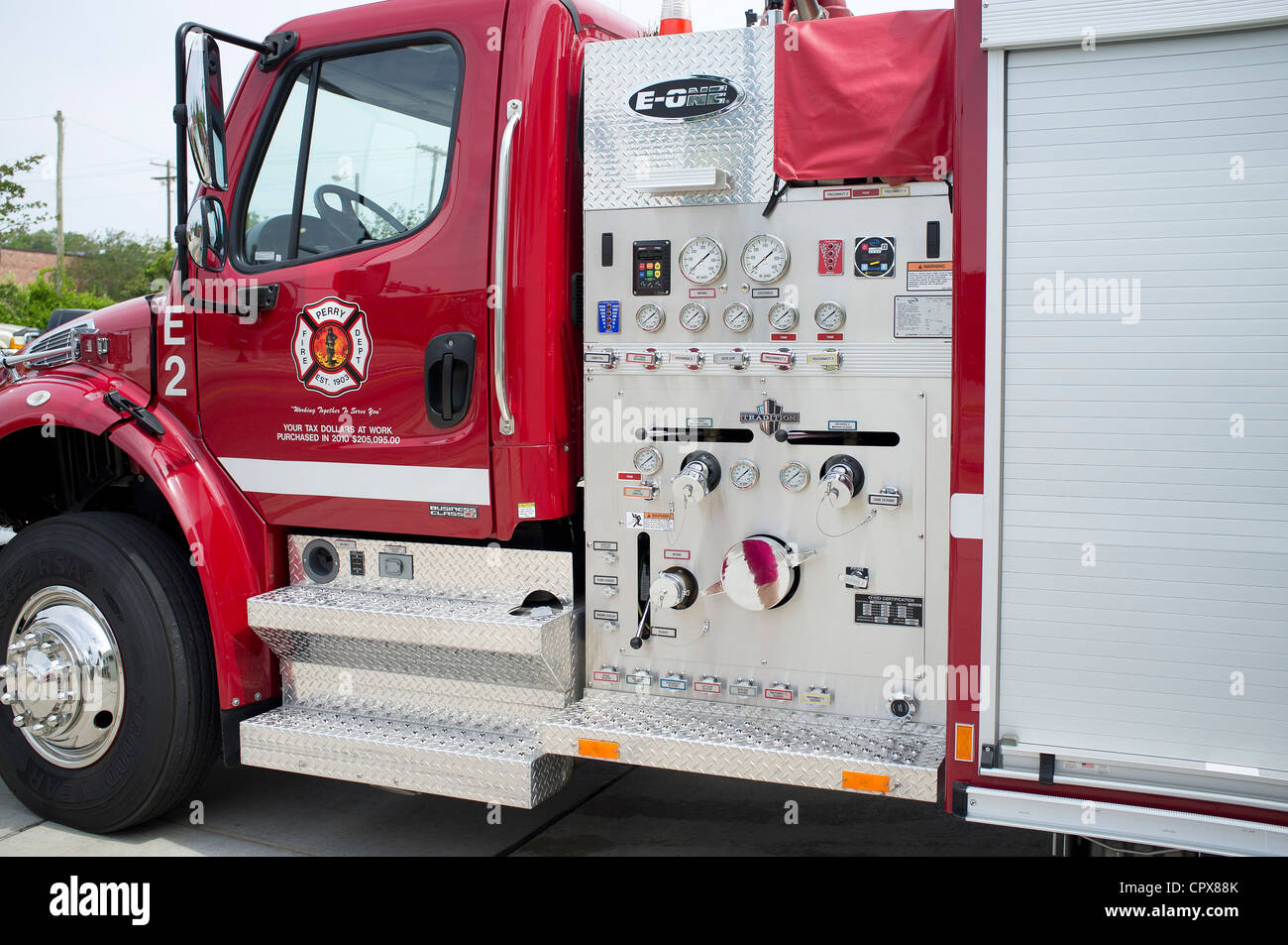 Camion dei pompieri città di Perry Fire Dept northwest Florida USA i vostri dollari di tasse sul lavoro inscritto sulla porta Foto Stock