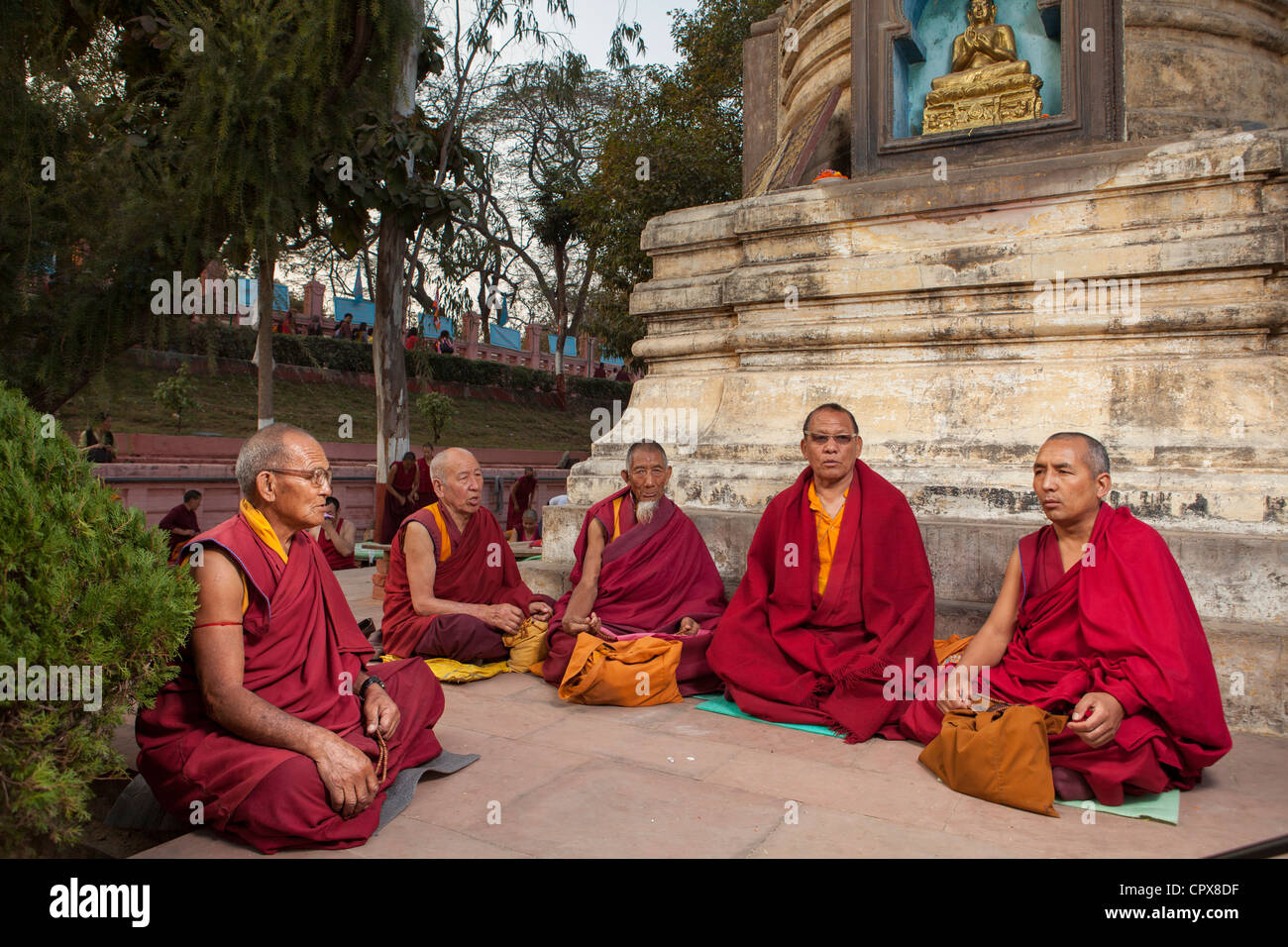 Monaci Tibetani a pregare nel tempio di Mahabodhi, Bodh Gaya, Bihar, in India Foto Stock