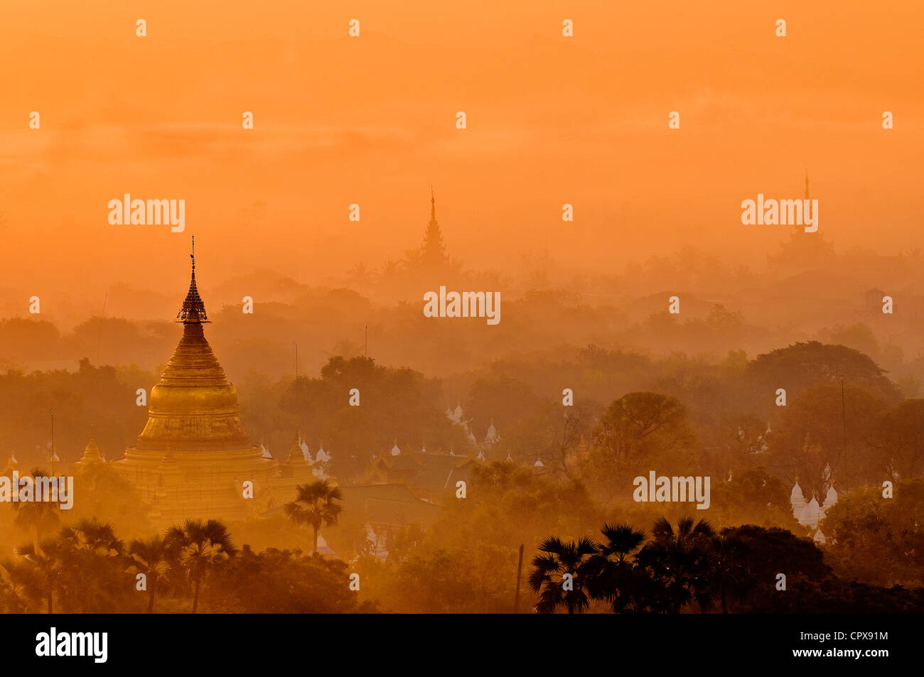 Myanmar (Birmania), Divisione Mandalay, Mandalay da Mandalay Hill, vista su Kuthodaw Pagoda e la città di Mandalay Foto Stock