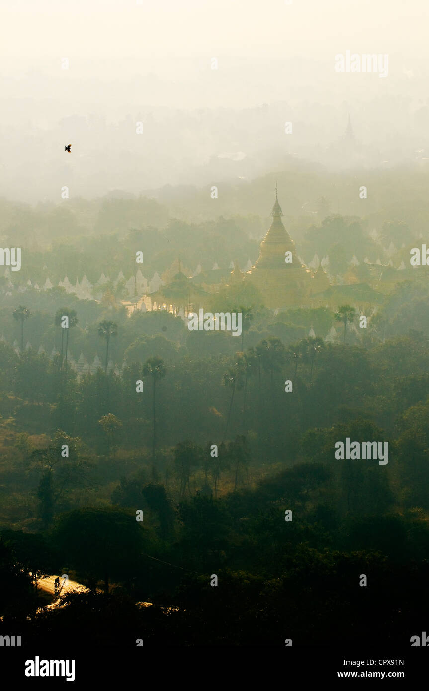 Myanmar (Birmania), Divisione Mandalay, Mandalay da Mandalay Hill, vista su Kuthodaw Pagoda e la città di Mandalay Foto Stock