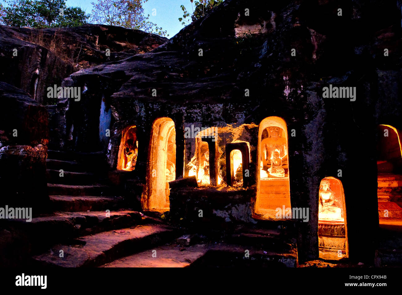 Myanmar (Birmania), Divisione Sagaing, Hpo Win monta, Po Win Taung, la luce delle candele e incenso Foto Stock