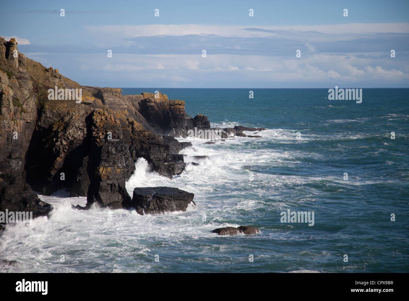 Un blu scena invernale affacciato sul mare Celtico presso la penisola di Lizard, Cornwall. Foto Stock