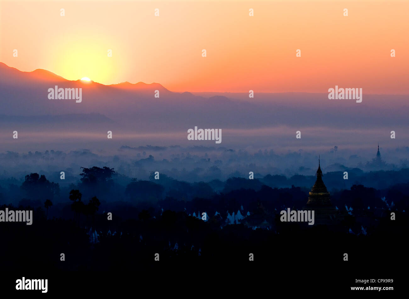 Myanmar (Birmania), Divisione Mandalay, Mandalay da Mandalay Hill, vista su Kuthodaw Pagoda e la città di Mandalay Foto Stock