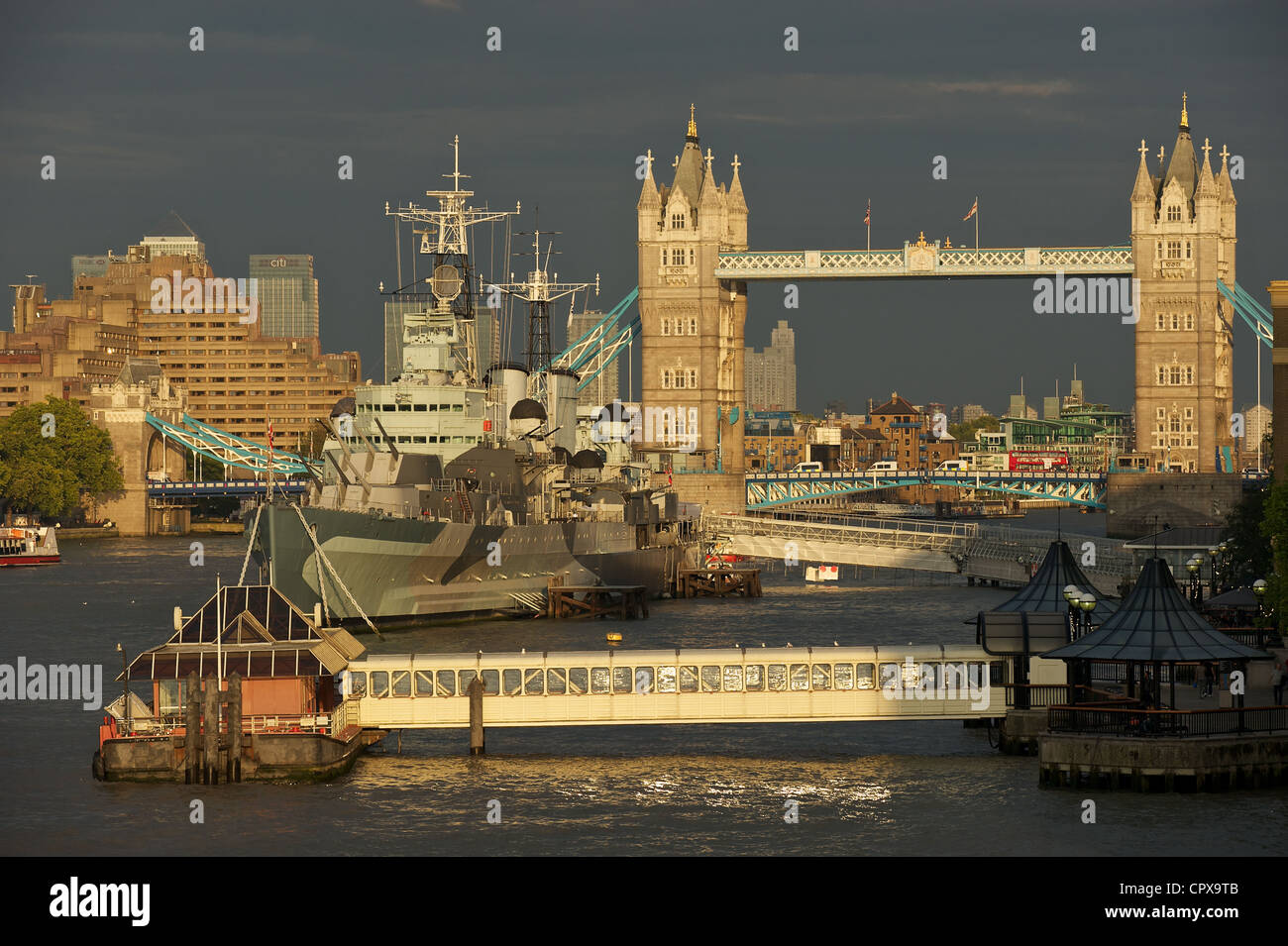 HMS Belfast museo galleggiante con il Tower Bridge in background sul fiume Tamigi a Londra, Inghilterra. Foto Stock