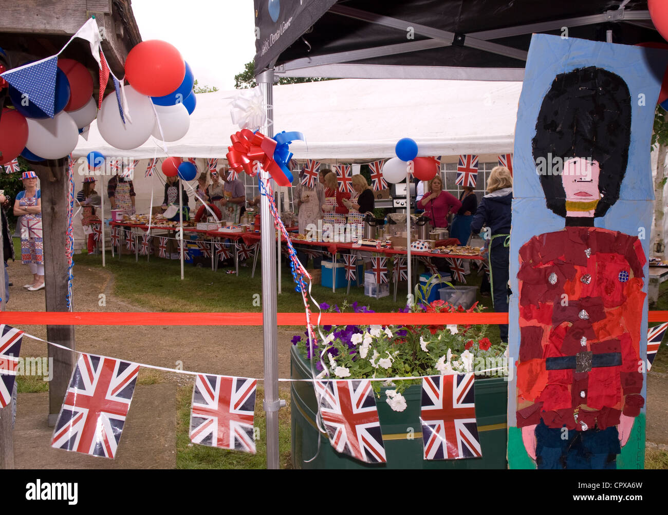 Cibo e bevande tenda per le celebrazioni del diamante della regina Giubileo, Rowledge Village Foto Stock