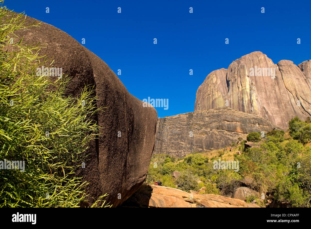 Madagascar ex provincia di Fianarantsoa altipiani orientali emblematico rock in Tsaranoro fondovalle di rocce granitiche di Foto Stock