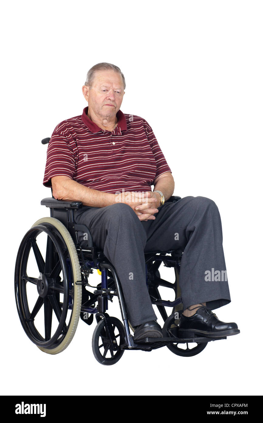 Triste o depresso uomo senior in una sedia a rotelle, guardando verso il basso, studio shot isolate su sfondo bianco. Foto Stock