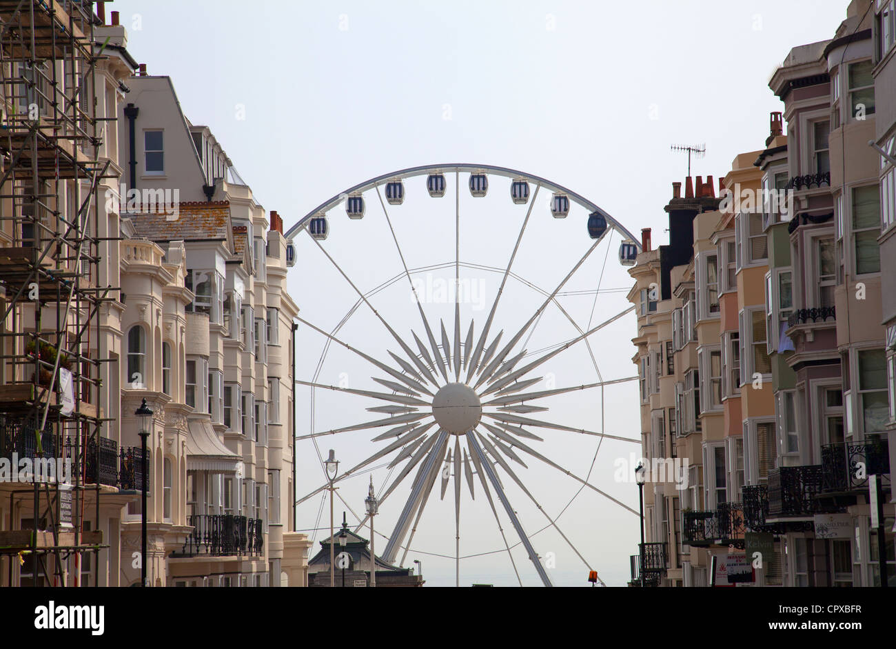 Vista della grande ruota attraverso il Plc di Madera in Kemp Town - Brighton - REGNO UNITO Foto Stock