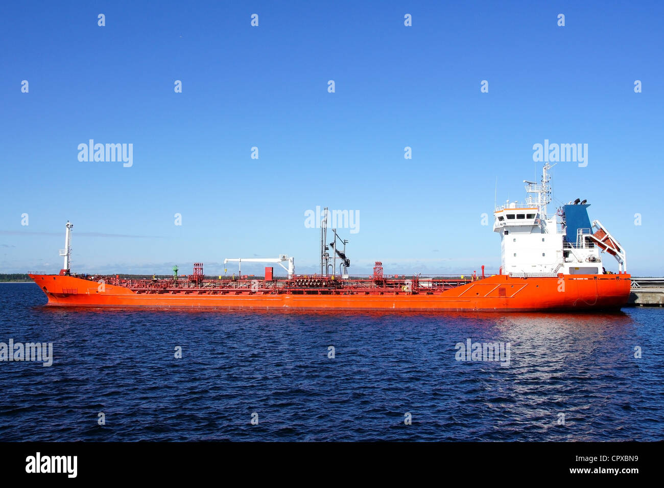 La cisterna è ormeggiata in porto e di combustibile caricato Foto Stock