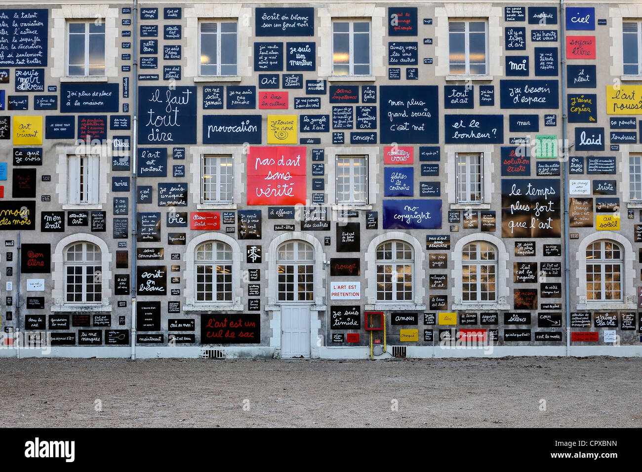 Francia, Loir et Cher, Blois, oggetto Museum, facciata realizzata dalle artiste Ben Foto Stock