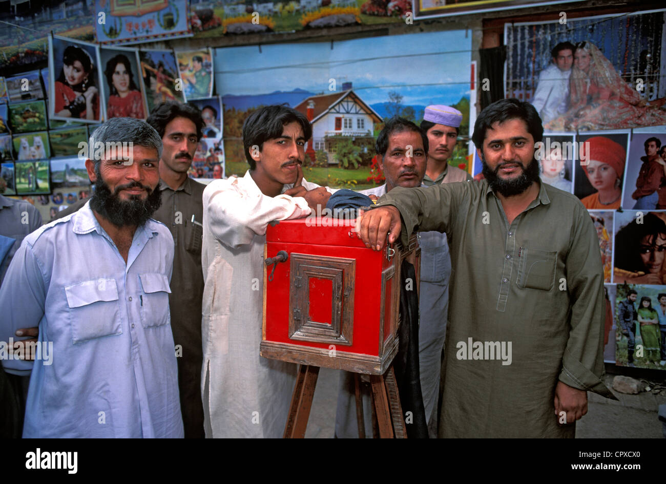 Il Pakistan, Peshawar, fotografo di strada Foto Stock