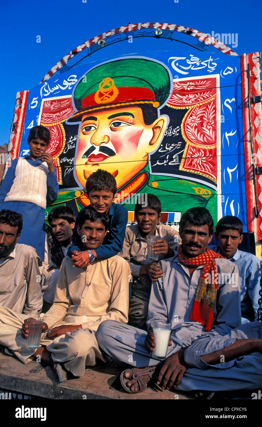 Il Pakistan, Lahore, gruppo sul retro di un autocarro Foto Stock