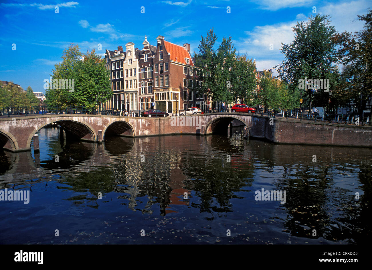 Paesi Bassi, Amsterdam, ponte di pietra ad angolo della Prinsengracht e Leidsegracht canali nel centro cittadino Foto Stock