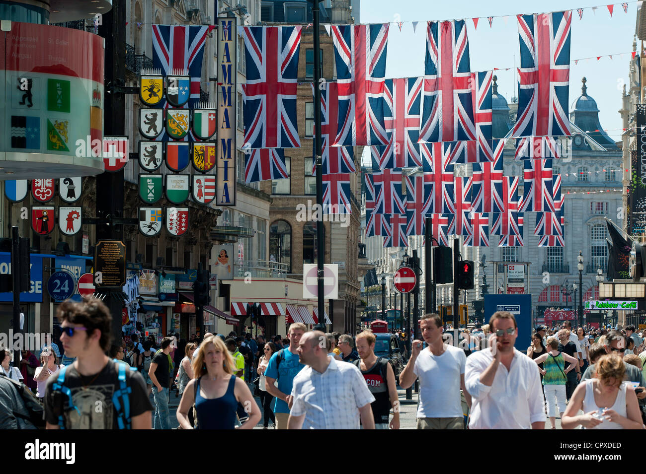 Leicester Square decorata in Unione Jack per il Giubileo di Diamante, London, Regno Unito Foto Stock