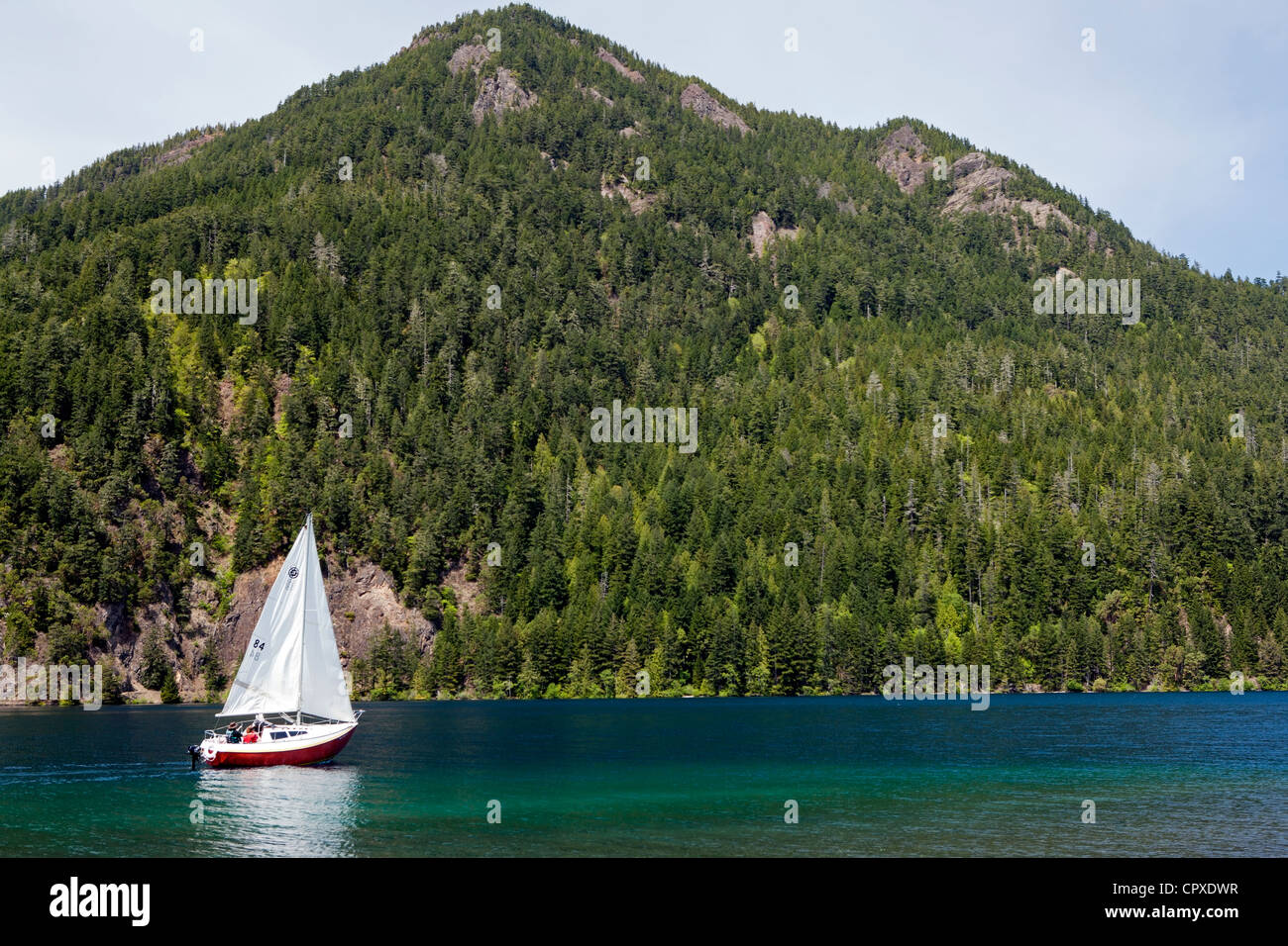 Barca a vela sul lago Crescent - vicino al lago di Crescent Lodge - Parco nazionale di Olympic - vicino a Port Angeles, Stati Uniti di Washington Foto Stock